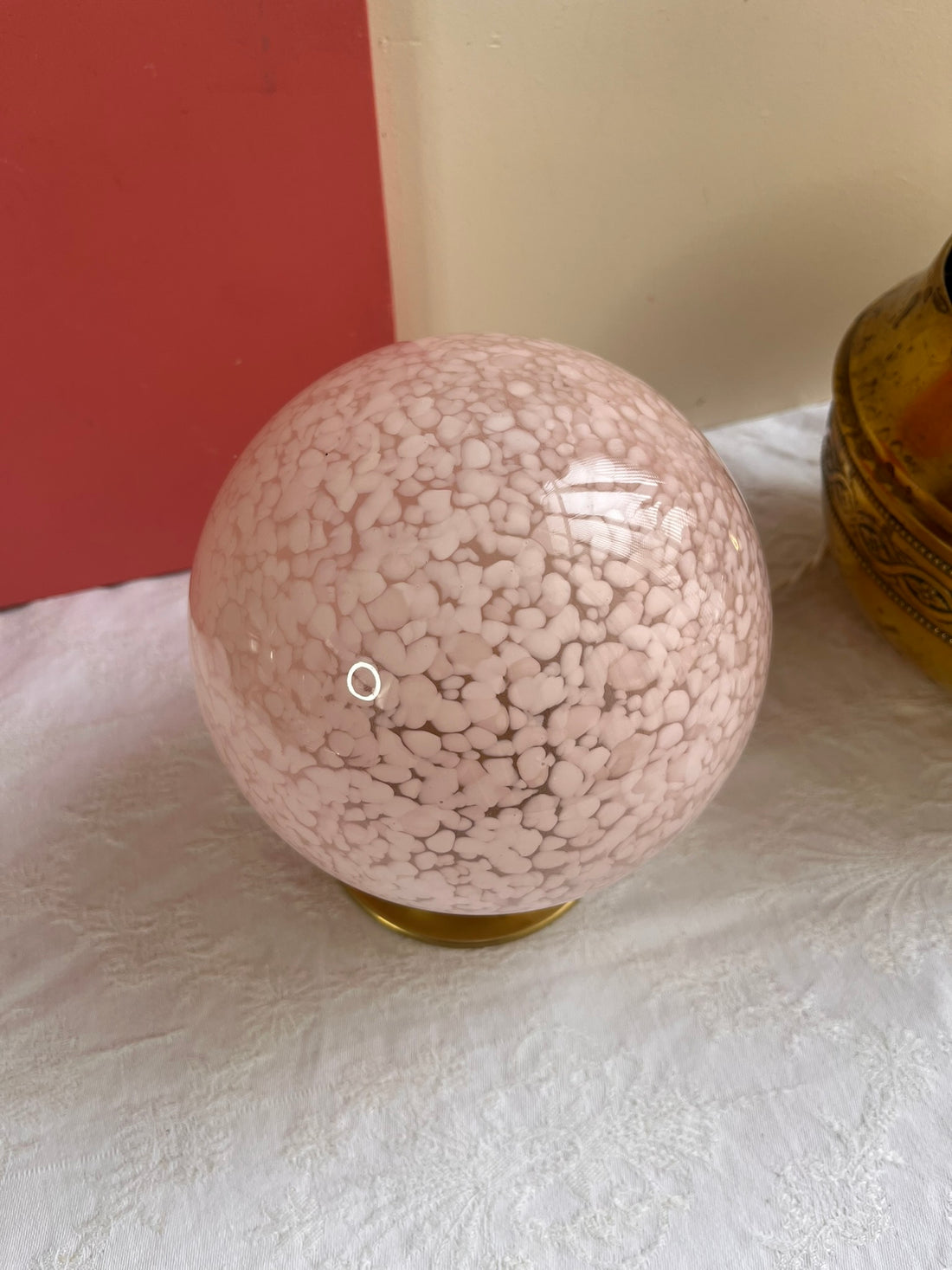 Lampe à poser vintage ronde en verre de Clichy rose - petit modèle Cloud