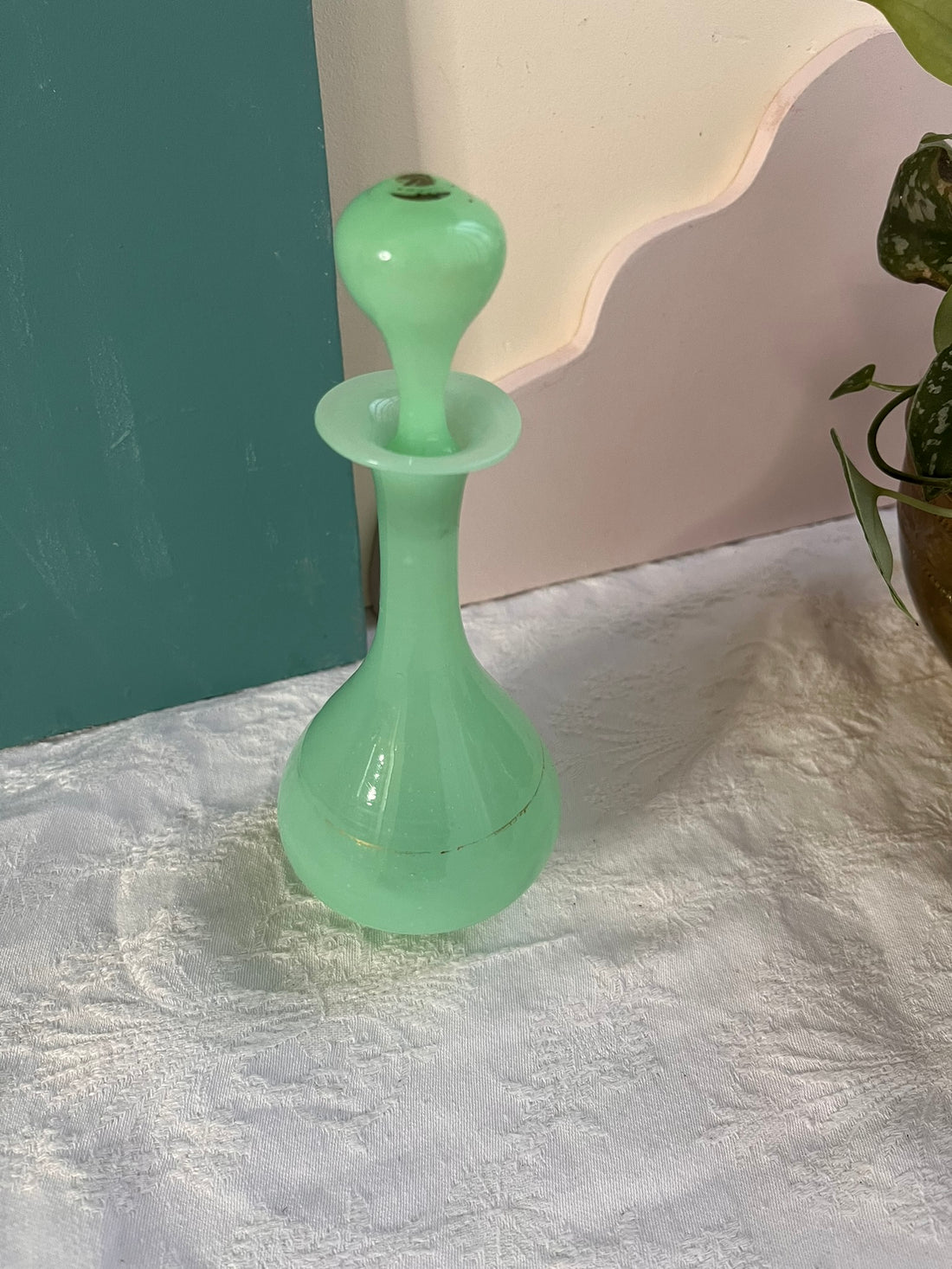 Flacon décoratif en verre opalin vert avec son bouchon