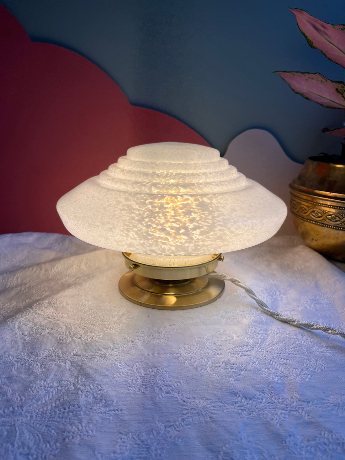 Lampe à poser vintage en verre de Clichy blanc plate - modèle Corinthe