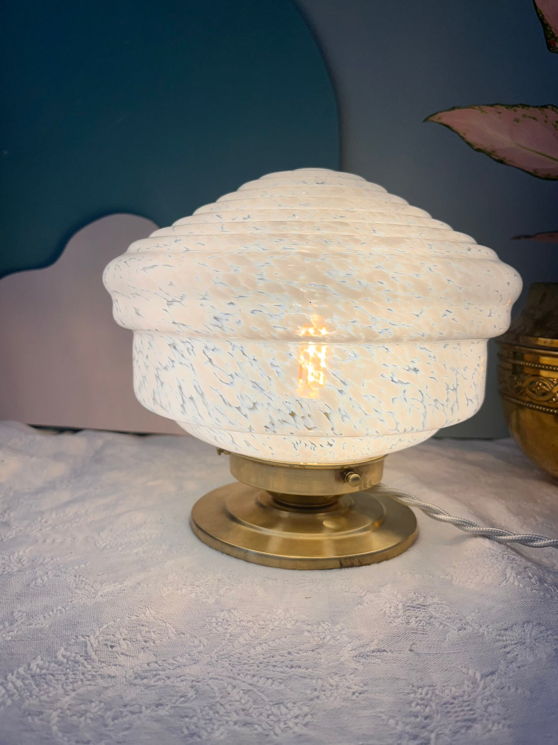 Lampe à poser vintage en verre de Clichy blanc - modèle Ella