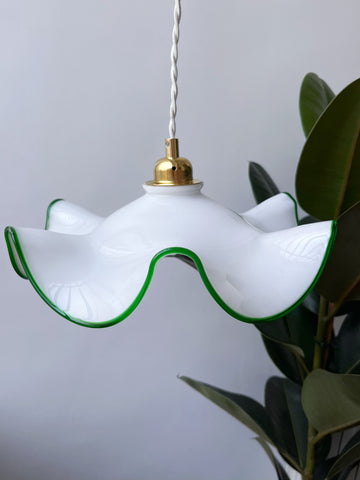 Suspension opaline vintage avec bordure verte - modèle Agnès