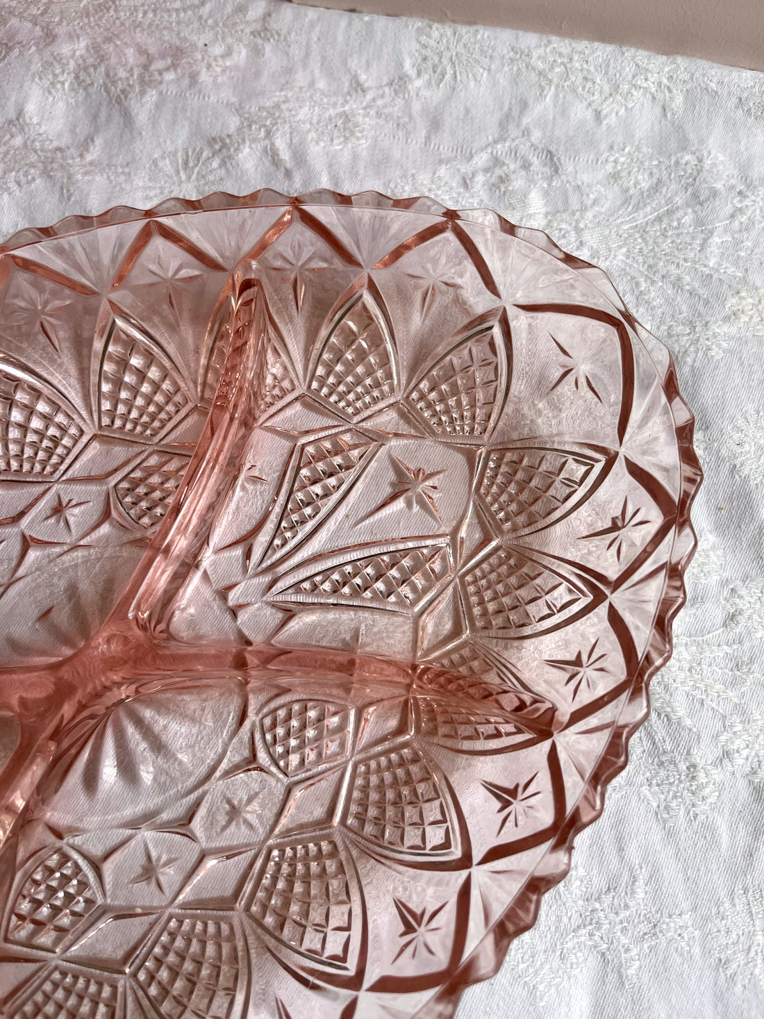Plat à apéritif avec compartiments en verre moulé ciselé rose- Made in France