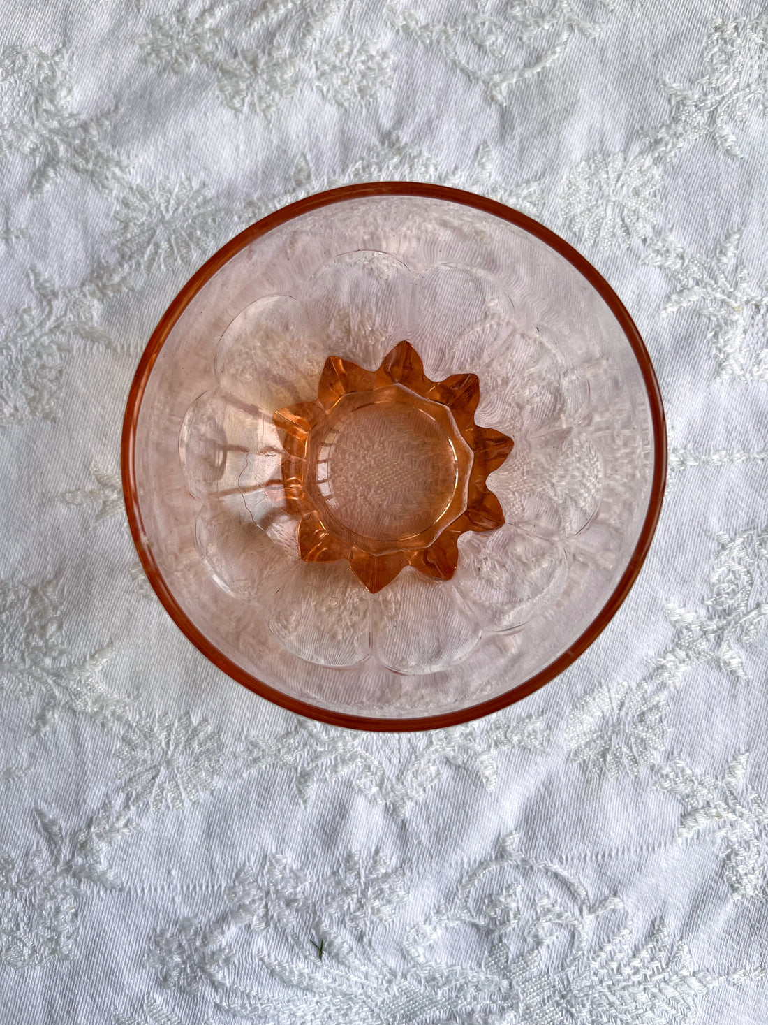 Huit coupes à champagne ou à dessert en verre moulé rose art déco