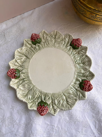 Grande assiette ou plat de service en barbotine à décor de fraises- made in Portugal