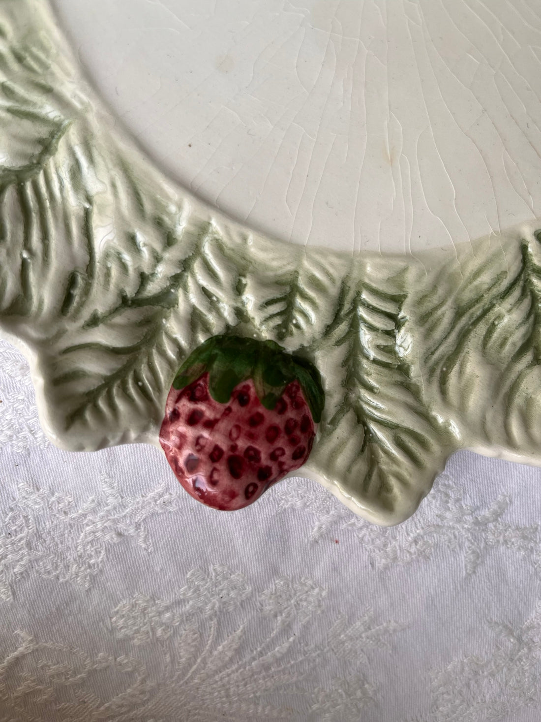 Grande assiette ou plat de service en barbotine à décor de fraises- made in Portugal
