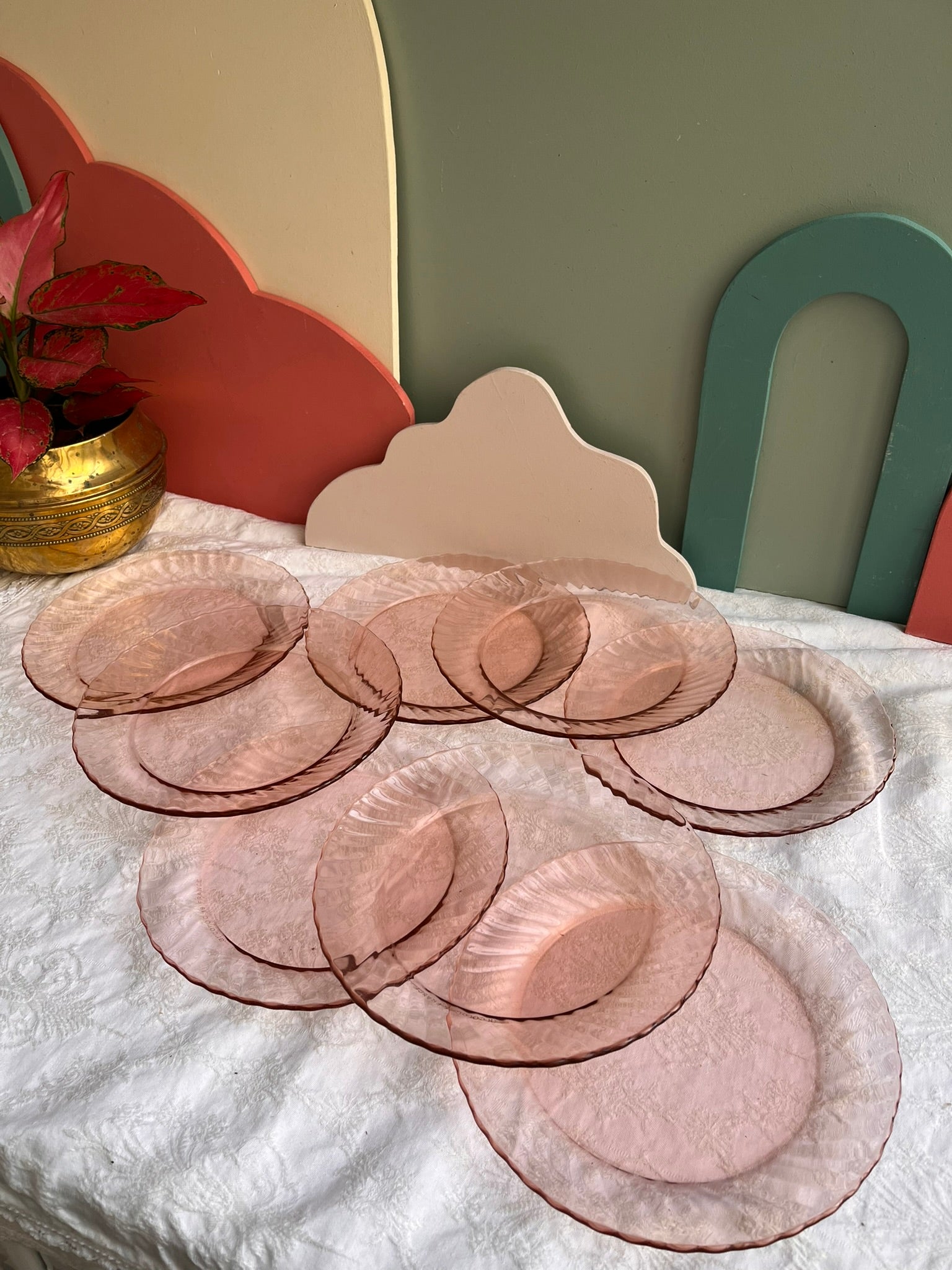 Huit grandes assiettes en verre rose Arcoroc Rosaline