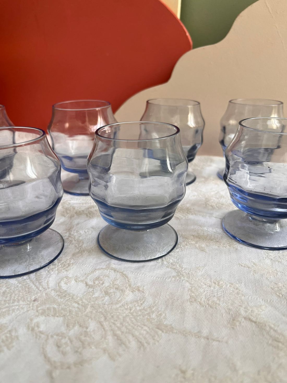Sept verres à pied bleus vintage de forme octogonale