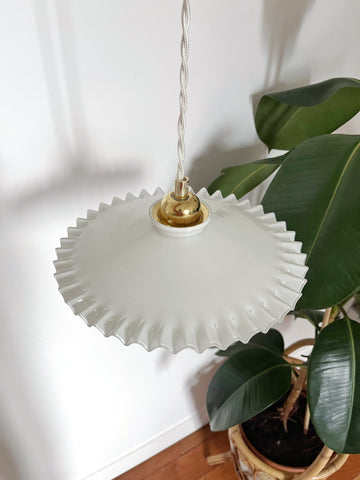 Suspension opaline vintage dentelée unie blanche- modèle Clarissa