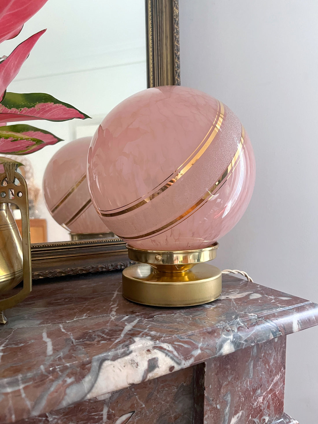 Lampe à poser vintage - Globe verre de Clichy rose