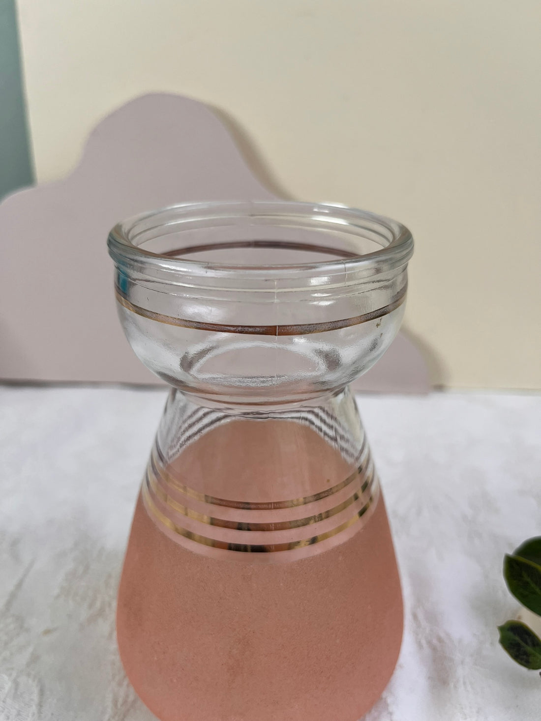 Vase à bulbe en verre granité rose années 1950