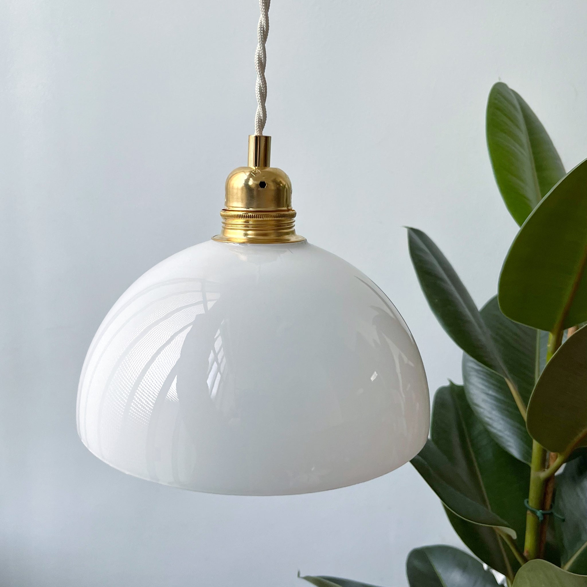 Suspension demi-sphère en verre blanc vintage - modèle Sofia