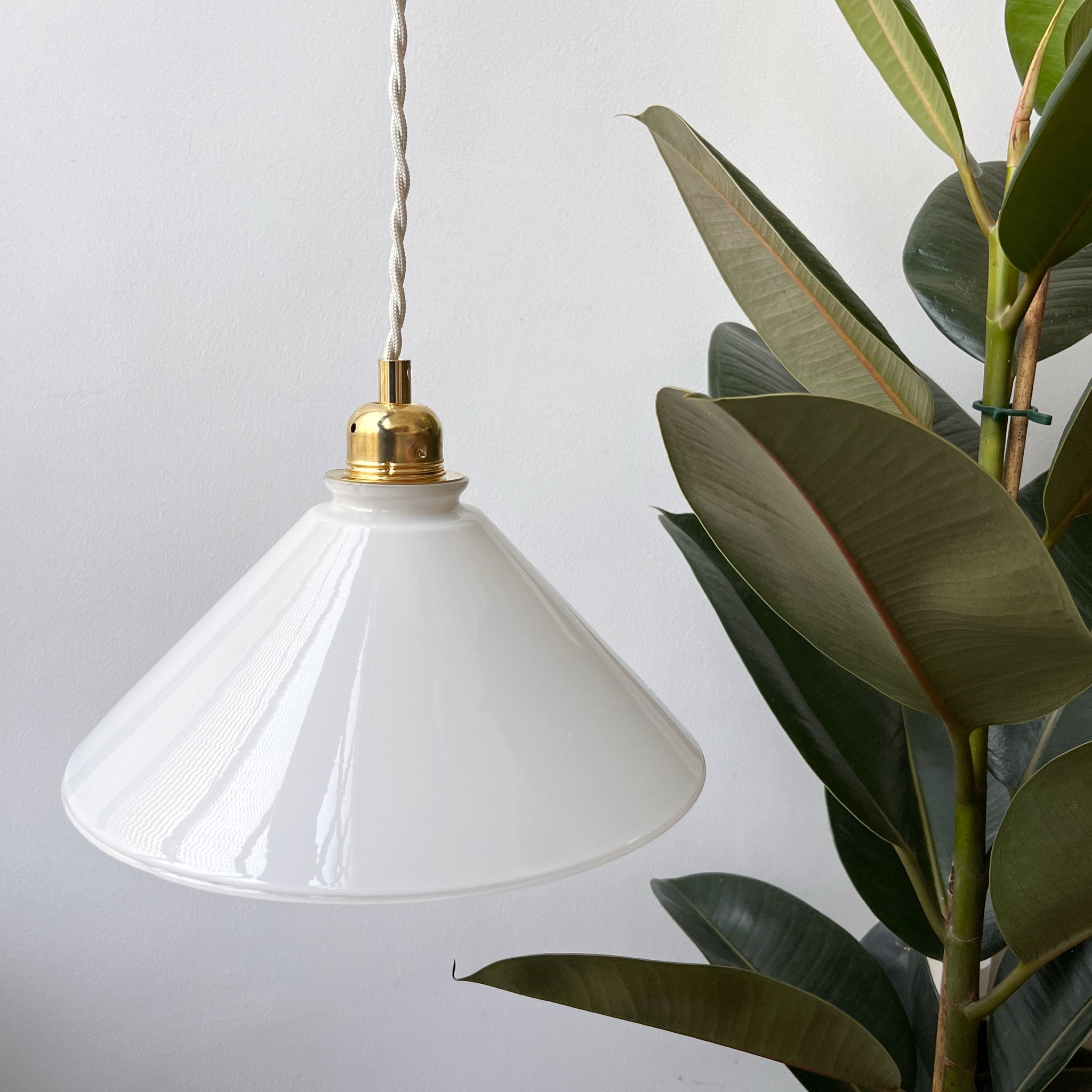 Suspension vintage conique en verre blanc- modèle Alia