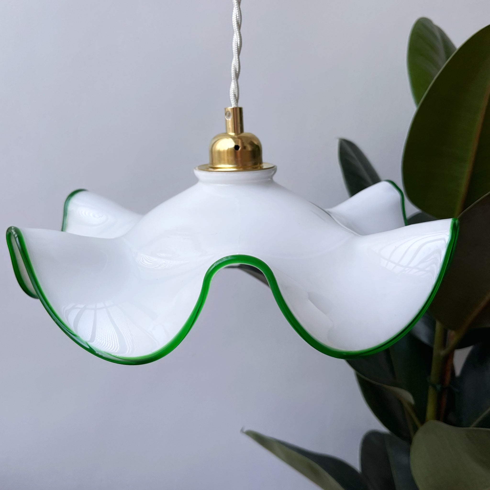 Suspension opaline vintage avec bordure verte - modèle Agnès
