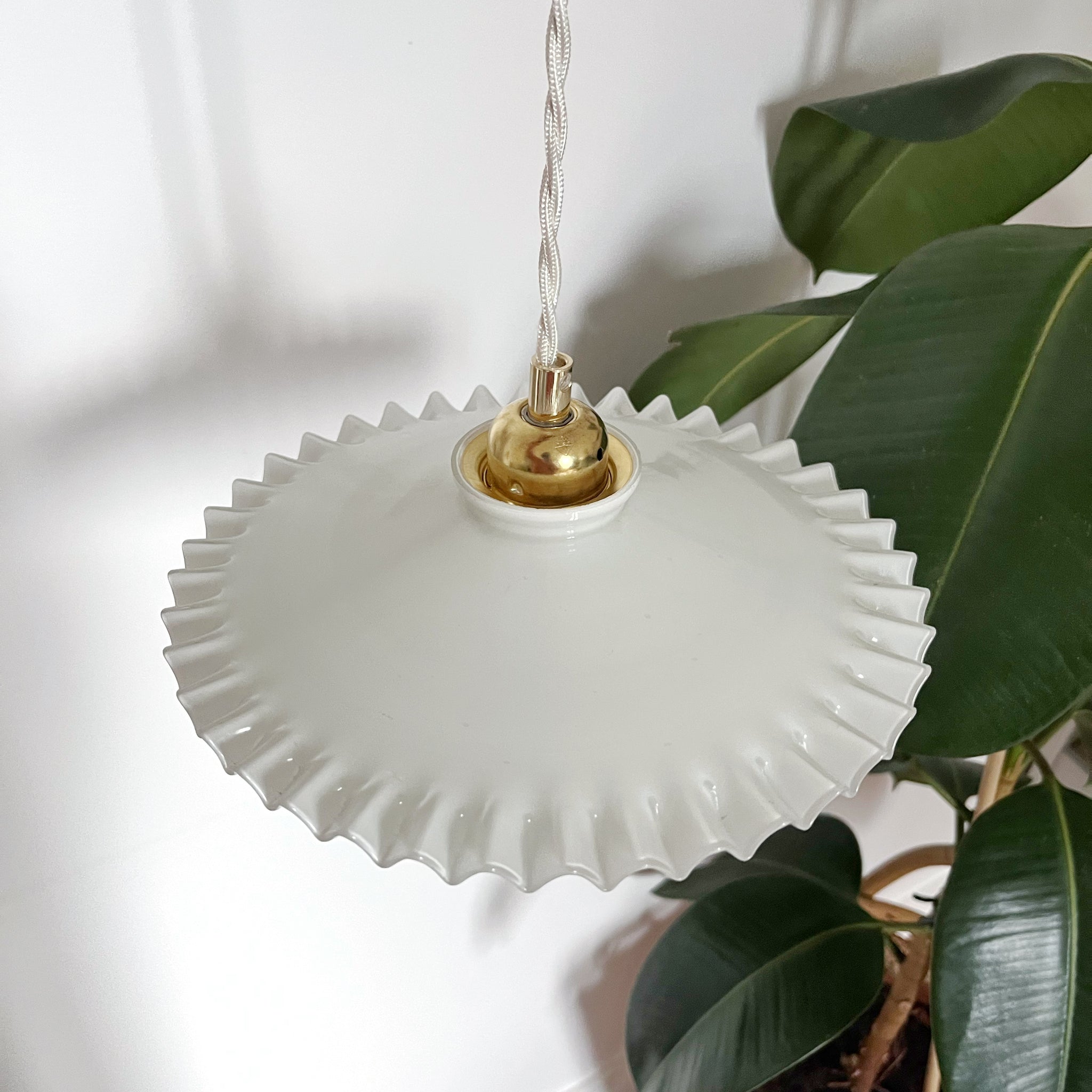 Suspension opaline vintage dentelée unie blanche- modèle Clarissa