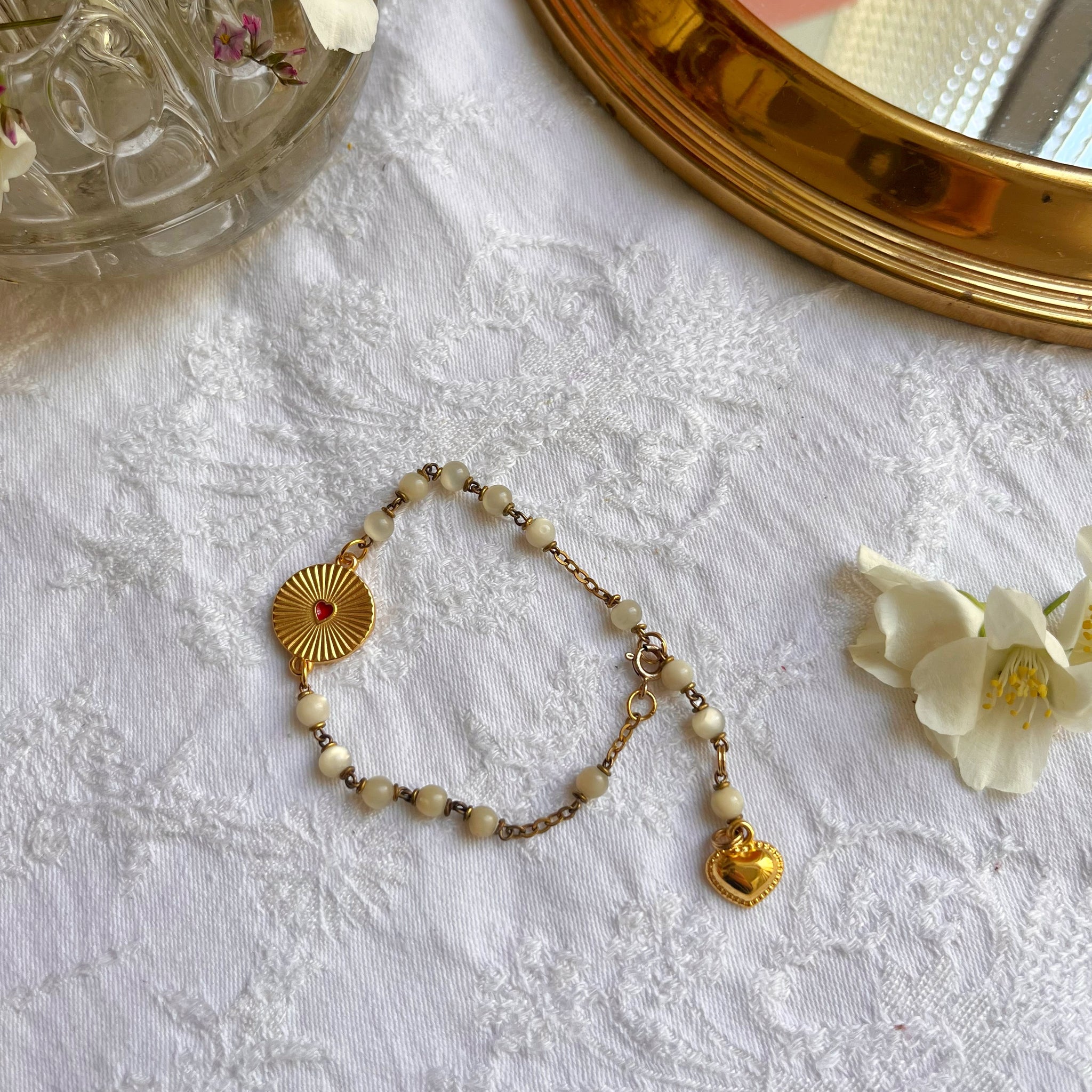 Bracelet en chapelet upcyclé- nacre ronde cerclée et médaillon cœur rouge